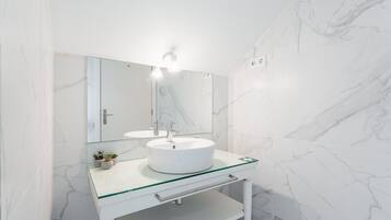 Bruser, hårtørrer, håndklæder