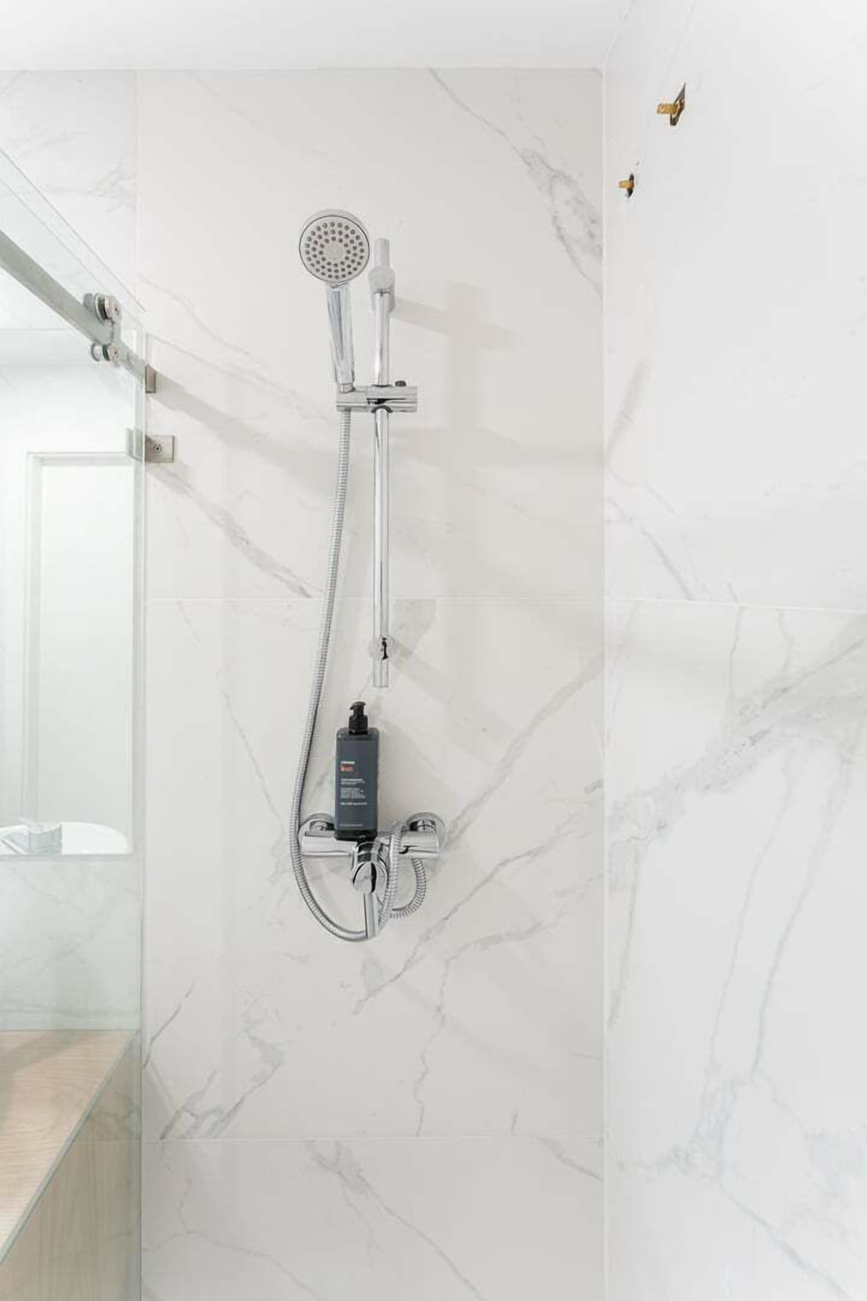 シャワー、ヘアドライヤー、タオル