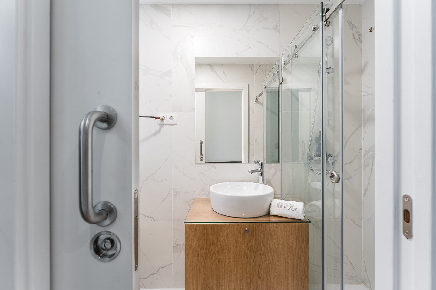 Douche, sèche-cheveux, serviettes fournies