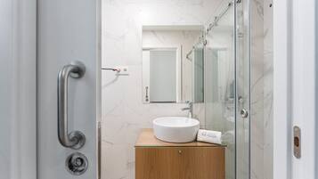 Douche, sĂšche-cheveux, serviettes fournies