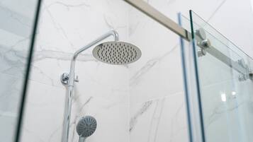 Regadera, secadora de cabello, toallas