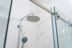 Chuveiro, secador de cabelo, toalhas de banho 