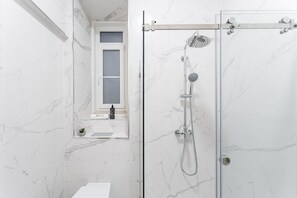 Dusche, Haartrockner, Handtücher