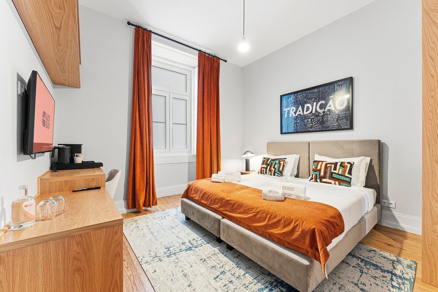 Työpöytä, internet, vuodevaatteet