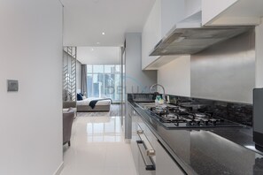 Fridge, microwave, oven, stovetop - Dubai Water Canal View, Minutes away from Burj Khalifa and Dubai Mall (Dubai)