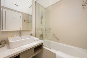 Shower, hair dryer, bidet, towels - Dubai Water Canal View, Minutes away from Burj Khalifa and Dubai Mall (Dubai)
