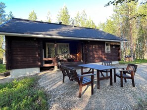 Outdoor dining - Nallentupa - Spacious cottage in the beautiful landscape of Pyhätunturi (Pyhätunturi)