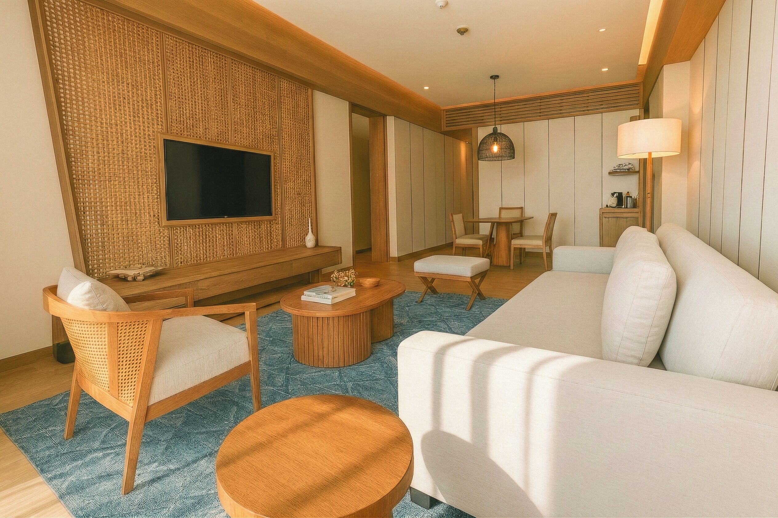 Junior Studio Suite, 1 King Bed, Non Smoking | Living area