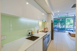 Refrigerador, microondas, horno y parrilla de estufa 