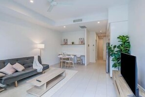Smart TV - Modern 1BR Retreat - Pool, Gym, Parking - Walk to South Bank (South Brisbane)