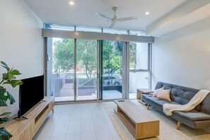 Smart TV - Modern 1BR Retreat - Pool, Gym, Parking - Walk to South Bank (South Brisbane)