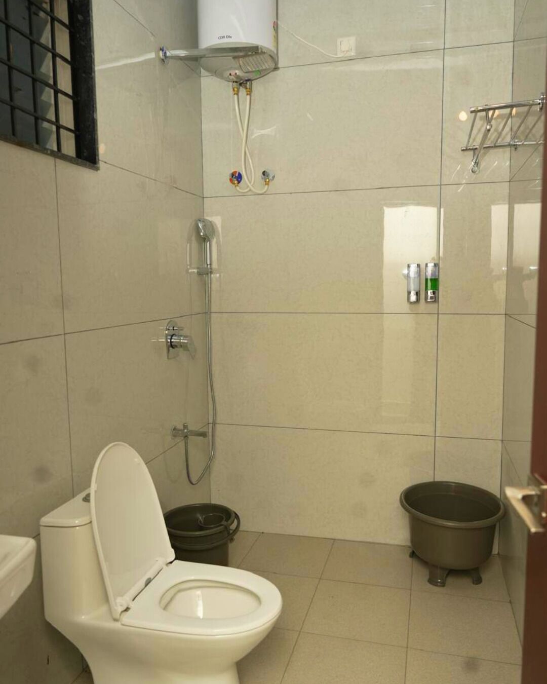 Chuveiro, toalhas de banho, papel higiênico 