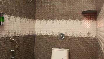 Chuveiro, toalhas de banho, papel higiênico