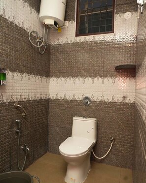 Douche, serviettes fournies, papier toilette