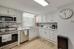 Réfrigérateur, micro-ondes, plaque de cuisson, lave-vaisselle