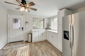 Réfrigérateur, micro-ondes, plaque de cuisson, lave-vaisselle