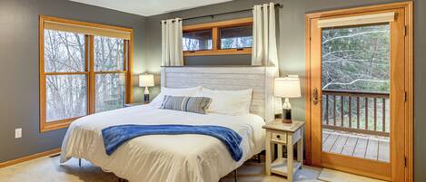 Desk, iron/ironing board, Internet, bed sheets