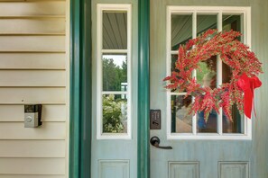 A house door with a green door frame, a white door, and a window with a wreath. - Private Lakefront Home w/ Game Room in Aurora! (Aurora)
