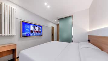 Habitación doble Premier | Escritorio, cortinas blackout y tabla de planchar con plancha