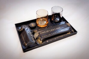 Ein Tablett mit zwei Gläsern und einer Flasche, beschriftet mit "Rays of Light".