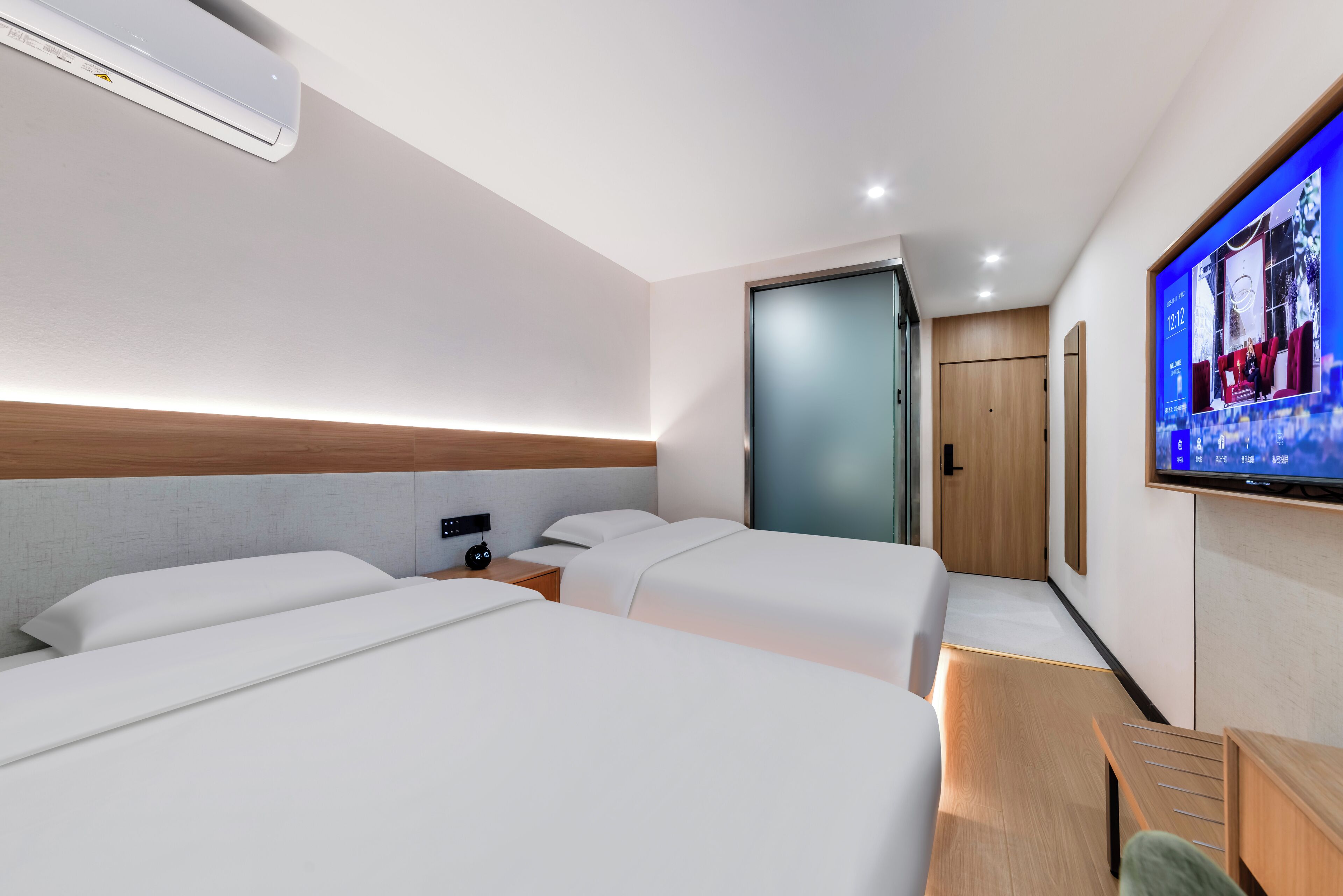 غرفة سوبريور لفردين | مكتب وستائر تعتيم ومكواة/لوح كي وواي فاي مجانًا