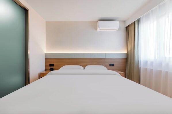 Quarto casal premier | Escrivaninha, cortinas blackout, ferros/tábuas de passar roupa