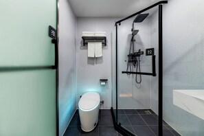 Bruser, gratis toiletartikler, hårtørrer, hjemmesko