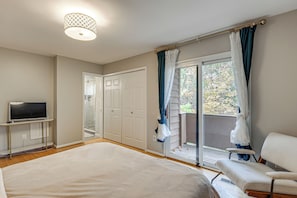 Escrivaninha, ferros/tábuas de passar roupa, acesso à internet