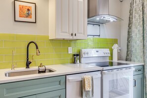 Geladeira, micro-ondas, cooktop, lava-louças