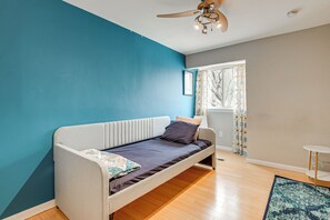 مكتب ومكواة/لوح كي وخدمة الإنترنت وملاءات أسرّة