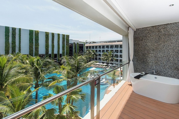 Suite Deluks, 1 Tempat Tidur King dengan tempat tidur Sofa, balkon, pemandangan kolam renang | Pemandangan balkon