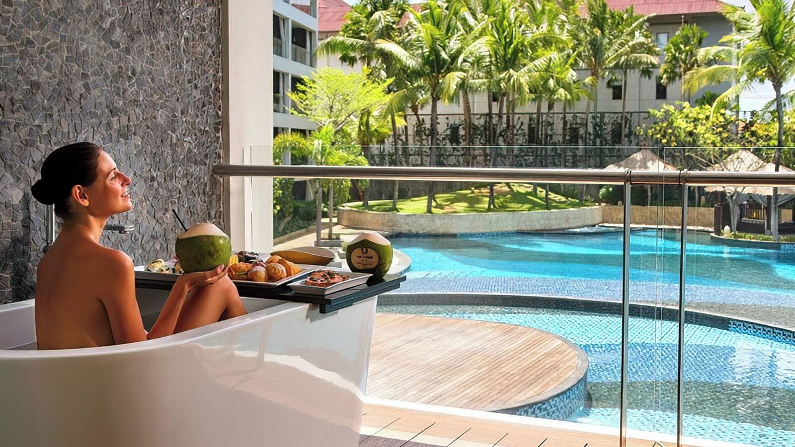 豪華客房, 1 張特大雙人床, 露台, 泳池景 | 陽台景觀