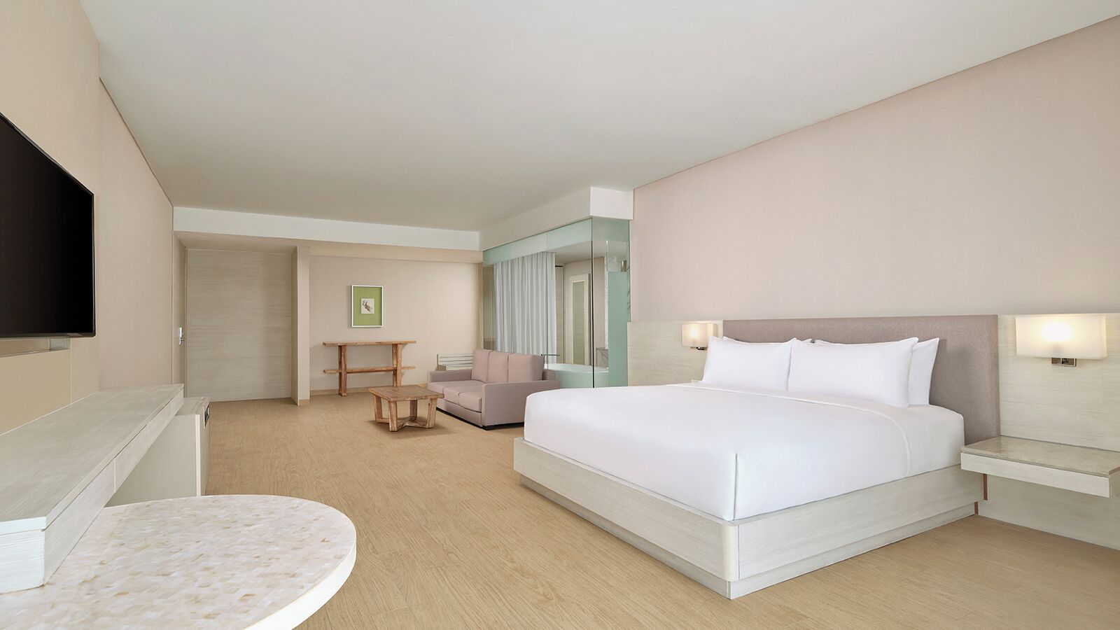 Una habitación de hotel moderna con una cama grande, un escritorio, una silla y un televisor.