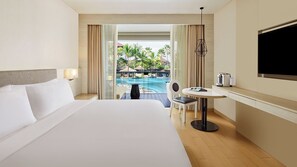 Deluxe-herbergi - 1 stórt tvíbreitt rúm - svalir - útsýni yfir sundlaug | Ókeypis drykkir á míníbar, öryggishólf í herbergi, skrifborð