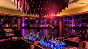 Eine Bar mit Wasserspiel und Spirituosenflaschen.