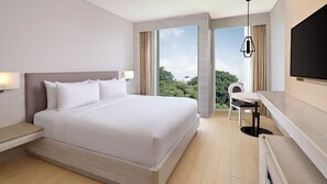 غرفة ديلوكس - سرير ملكي - لغير المدخنين - منظر للمدينة | عناصر مجانية داخل الميني بار ومكتب ومساحة عمل للكمبيوتر المحمول