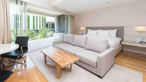 Deluxe suite, 1 kingsize bed met slaapbank, balkon, uitzicht op zwembad | Uitzicht vanuit de kamer