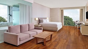 غرفة جونيور - سرير ملكي مع أريكة سرير - منظر للمدينة | عناصر مجانية داخل الميني بار ومكتب ومساحة عمل للكمبيوتر المحمول