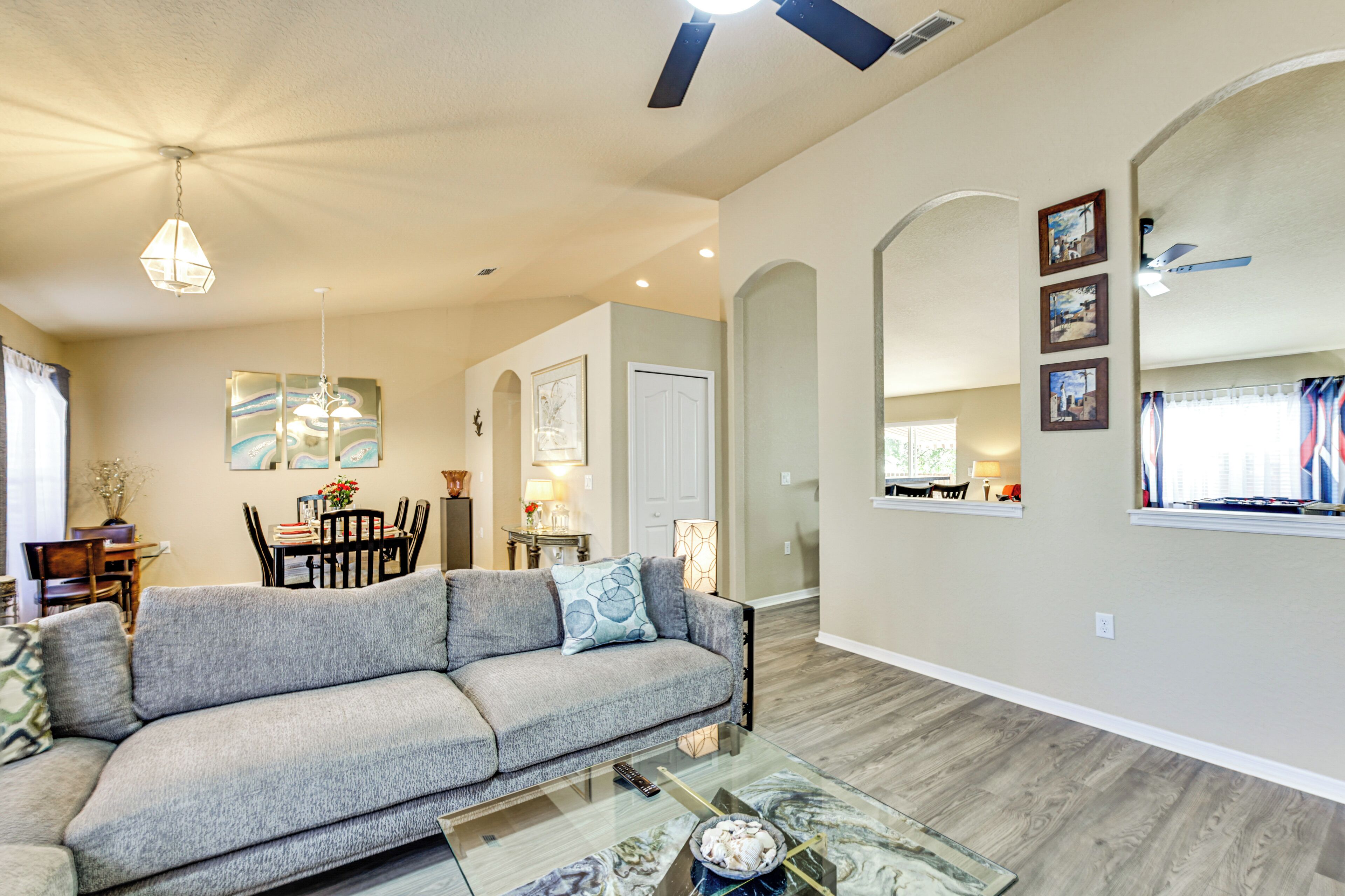 Televisio, pöytäjalkapallopöytä, pöytätennispöytä, kirjoja