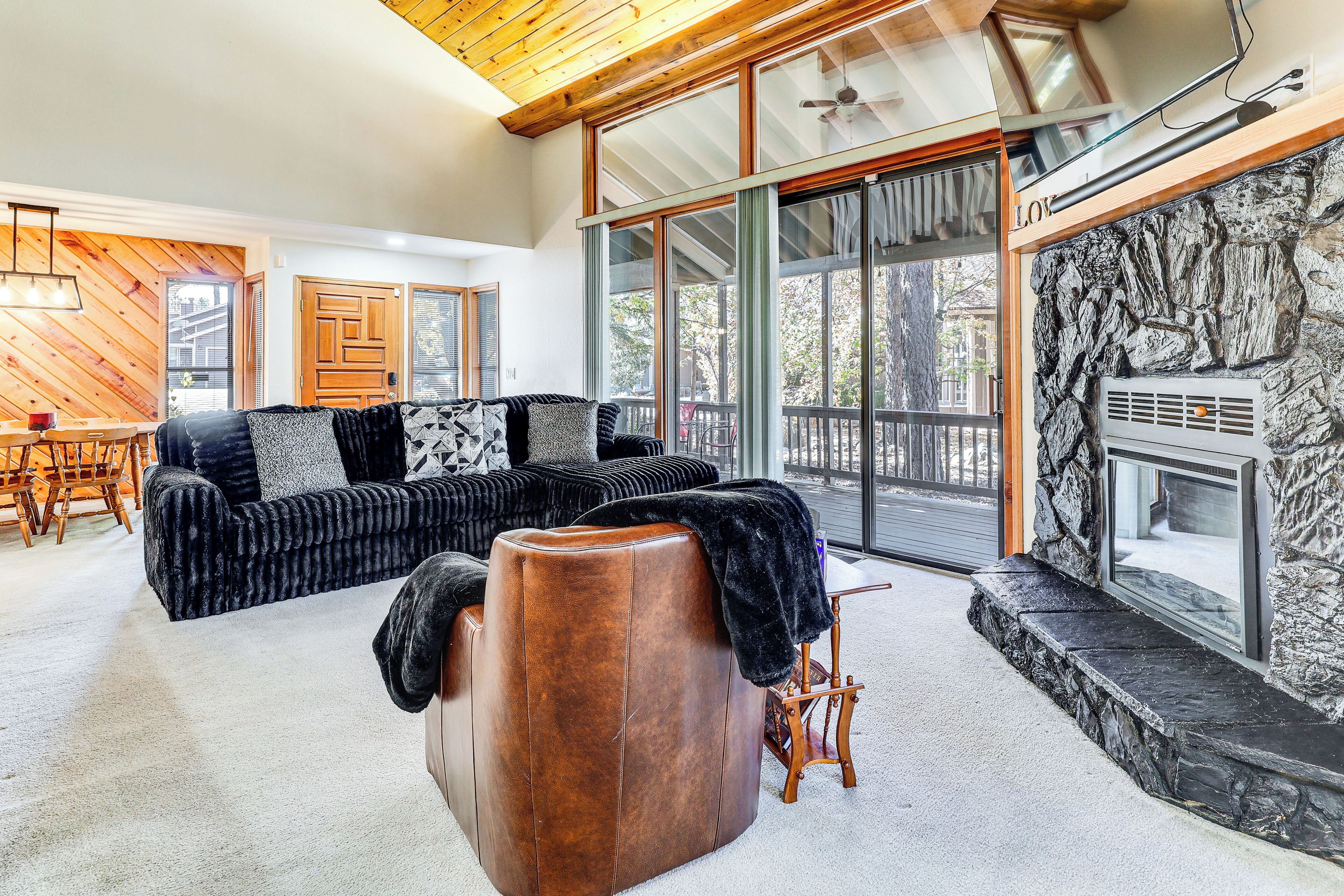 TV, lareira, livros, aparelho de som