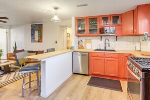 Kühlschrank, Mikrowelle, Herdplatte, Geschirrspüler