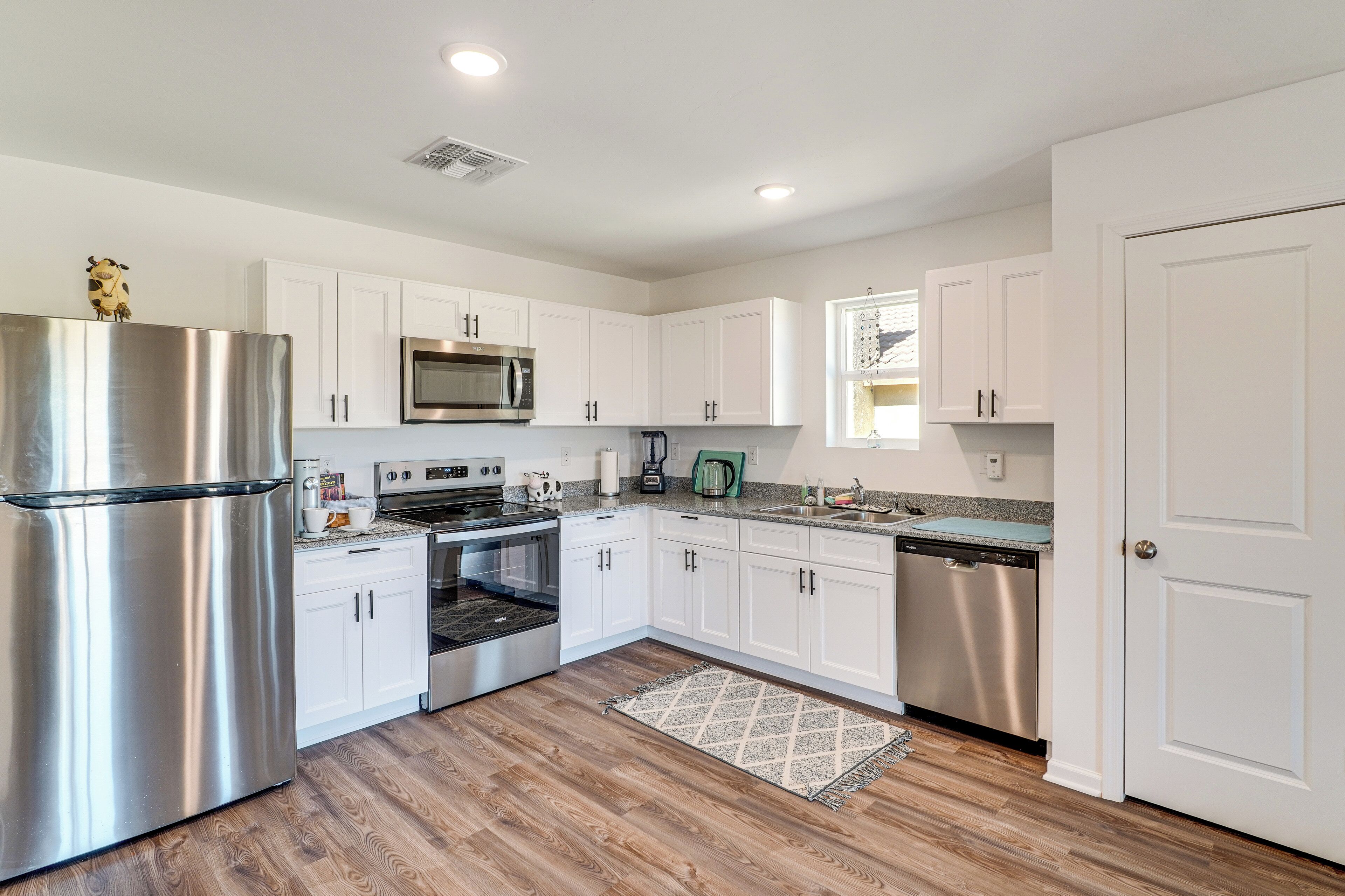 Fridge, microwave, stovetop, dishwasher