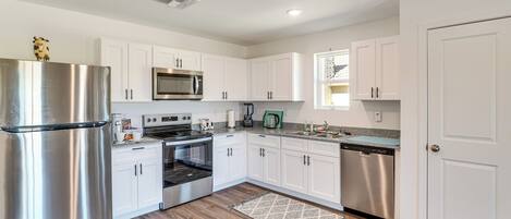 Fridge, microwave, stovetop, dishwasher