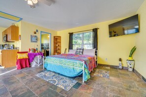Iron/ironing board, Internet, bed sheets - 1 Mi to Historic Dtwn Sanford! Pet-Friendly Unit (Sanford)