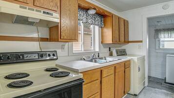 Coffee/tea maker, cookware/dishes/utensils