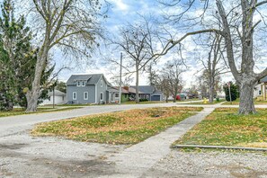 Property grounds - Half-Mi to High Trestle Trail! Iowa Adventure Base (Woodward)