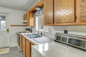 Coffee/tea maker, cookware/dishes/utensils - Half-Mi to High Trestle Trail! Iowa Adventure Base (Woodward)