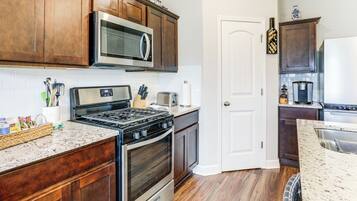 Fridge, microwave, stovetop, dishwasher