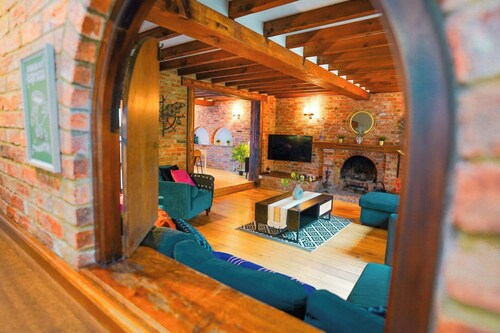 Spacious 5-Bedroom Home near Cambridge