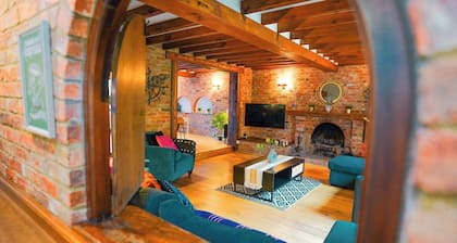 Spacious 5-Bedroom Home near Cambridge